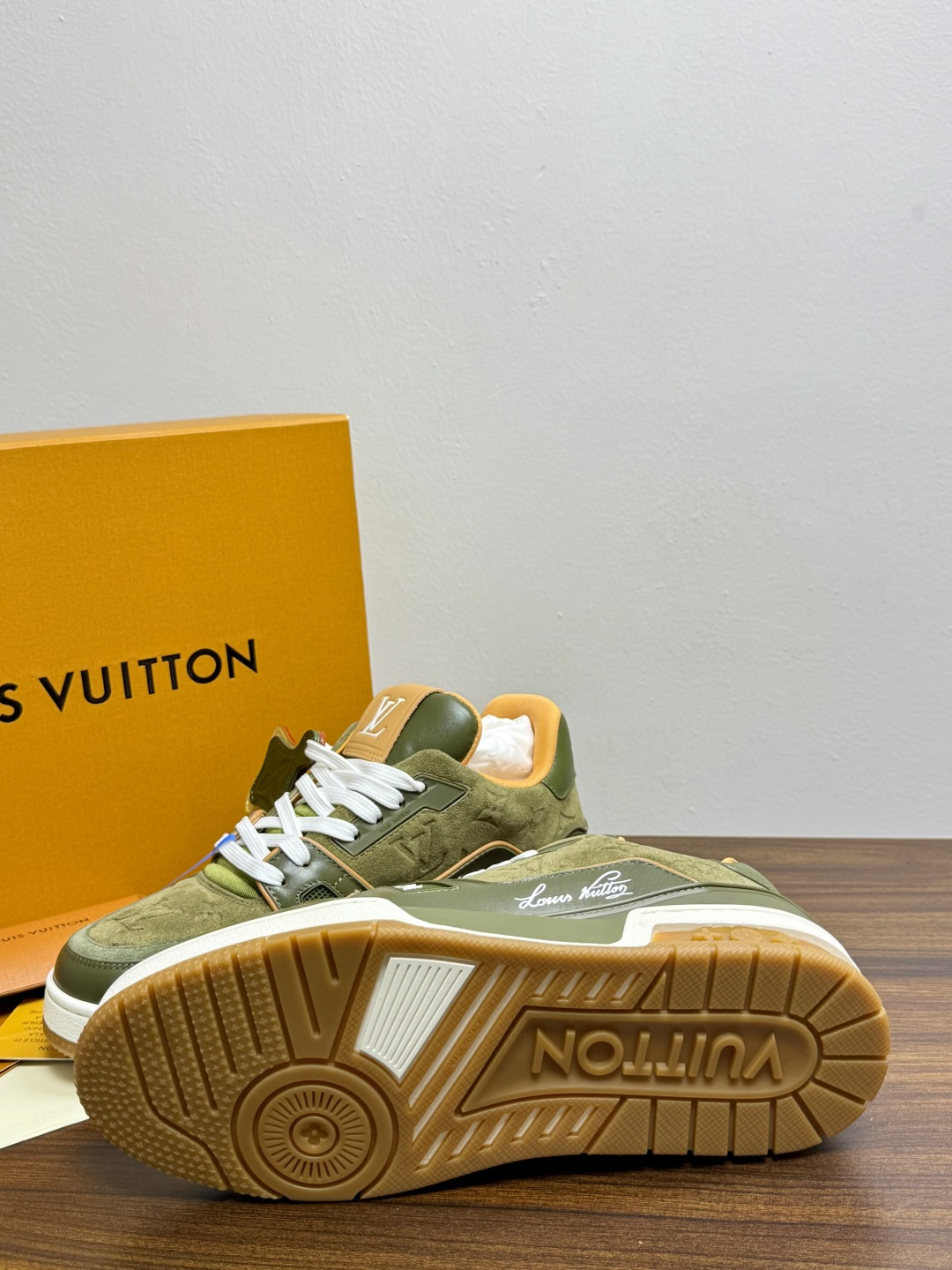 Louis Vuitton Trainer 老花款​​，LV 经典的复古篮球鞋轮廓。Monogram 老花天然牛皮鞋面 
