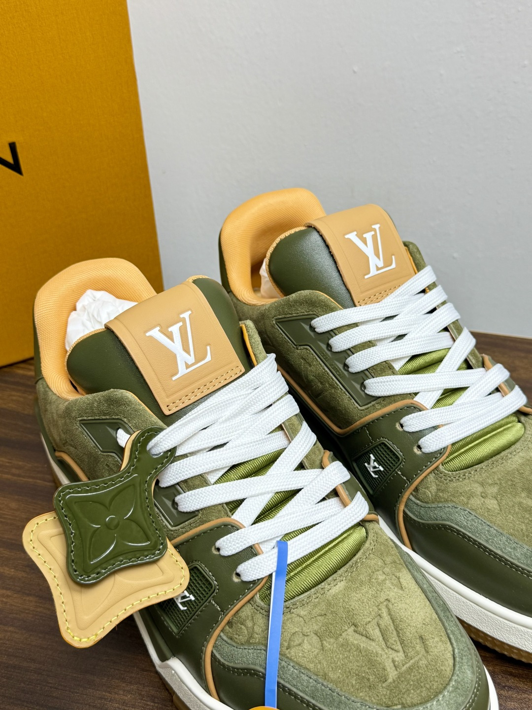 Louis Vuitton Trainer 老花款​​，LV 经典的复古篮球鞋轮廓。Monogram 老花天然牛皮鞋面 
