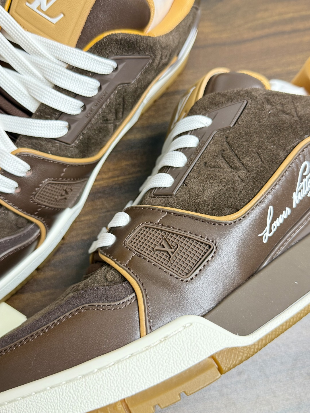​​Louis Vuitton Trainer 老花款​​，LV 经典的复古篮球鞋轮廓。Monogram 老花天然牛皮鞋