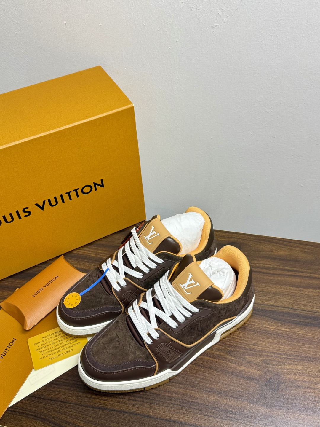 ​​Louis Vuitton Trainer 老花款​​，LV 经典的复古篮球鞋轮廓。Monogram 老花天然牛皮鞋