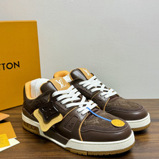 Louis Vuitton Trainer 老花款,LV 经典的复古篮球鞋轮廓。Monogram 老花天然牛皮鞋 Louis Vuitton Trainer 老花款,LV 经典的复古篮球鞋轮廓。Monogram 老花天然牛皮鞋
