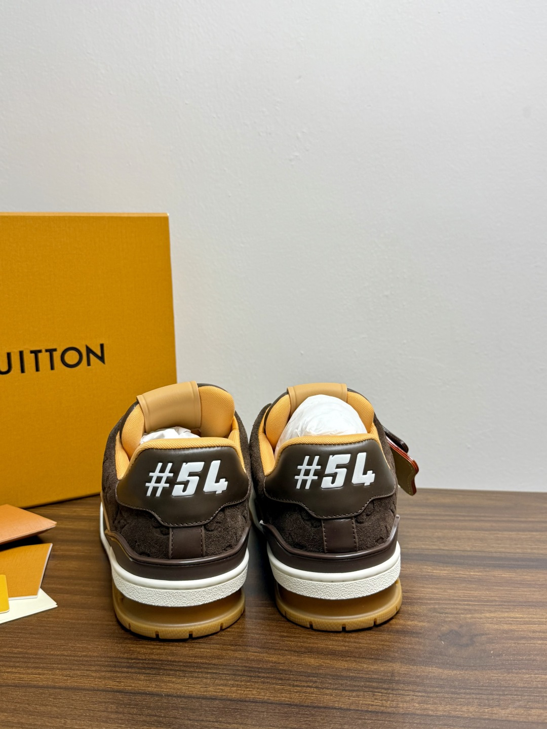 ​​Louis Vuitton Trainer 老花款​​，LV 经典的复古篮球鞋轮廓。Monogram 老花天然牛皮鞋