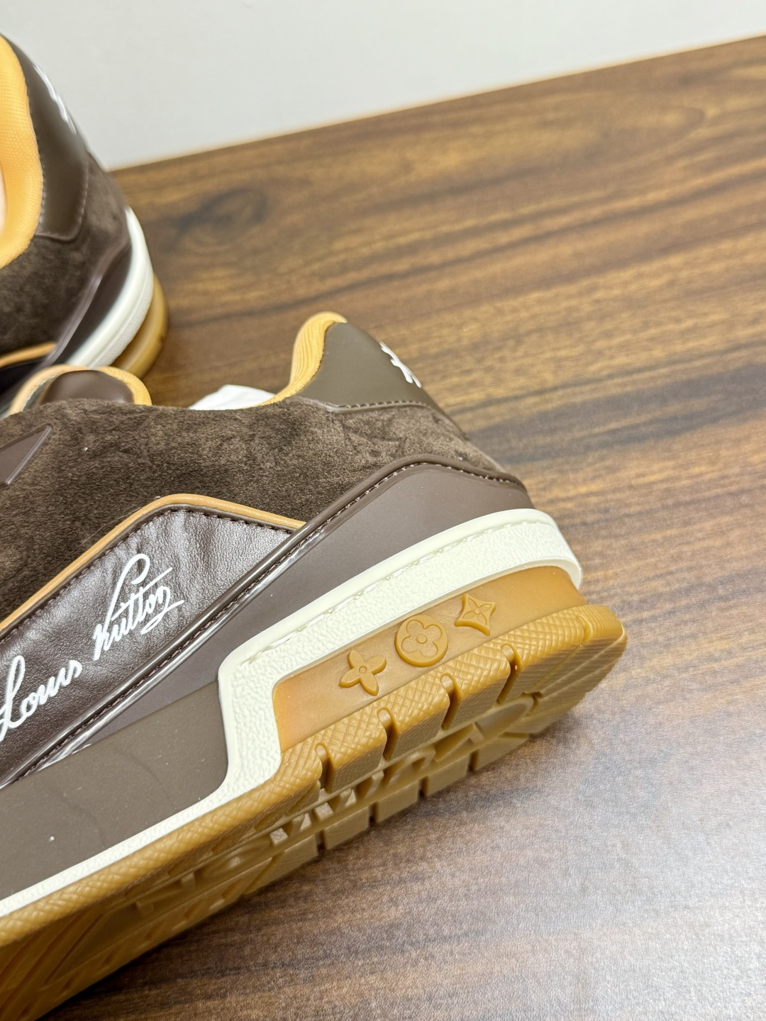 ​​Louis Vuitton Trainer 老花款​​，LV 经典的复古篮球鞋轮廓。Monogram 老花天然牛皮鞋