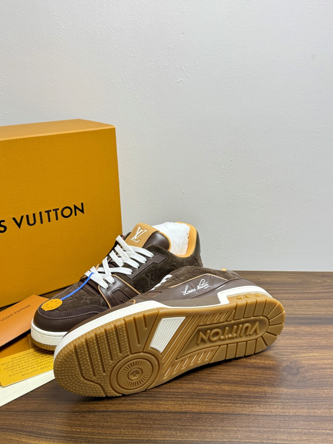 ​​Louis Vuitton Trainer 老花款​​，LV 经典的复古篮球鞋轮廓。Monogram 老花天然牛皮鞋