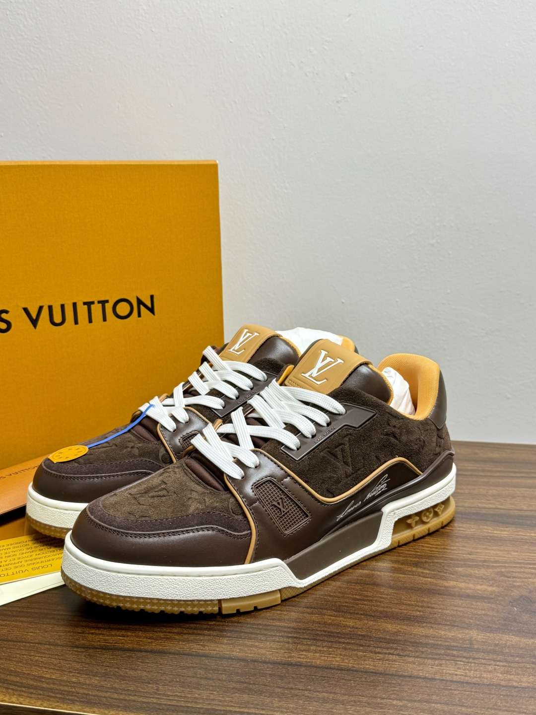 ​​Louis Vuitton Trainer 老花款​​，LV 经典的复古篮球鞋轮廓。Monogram 老花天然牛皮鞋