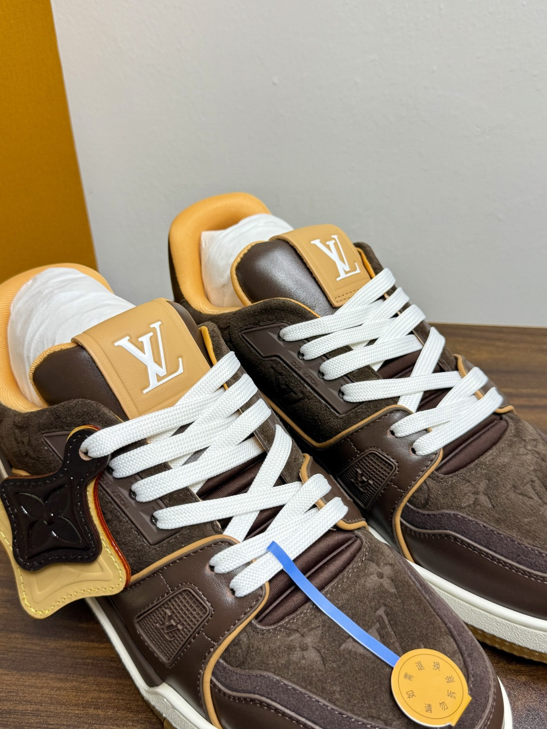 ​​Louis Vuitton Trainer 老花款​​，LV 经典的复古篮球鞋轮廓。Monogram 老花天然牛皮鞋