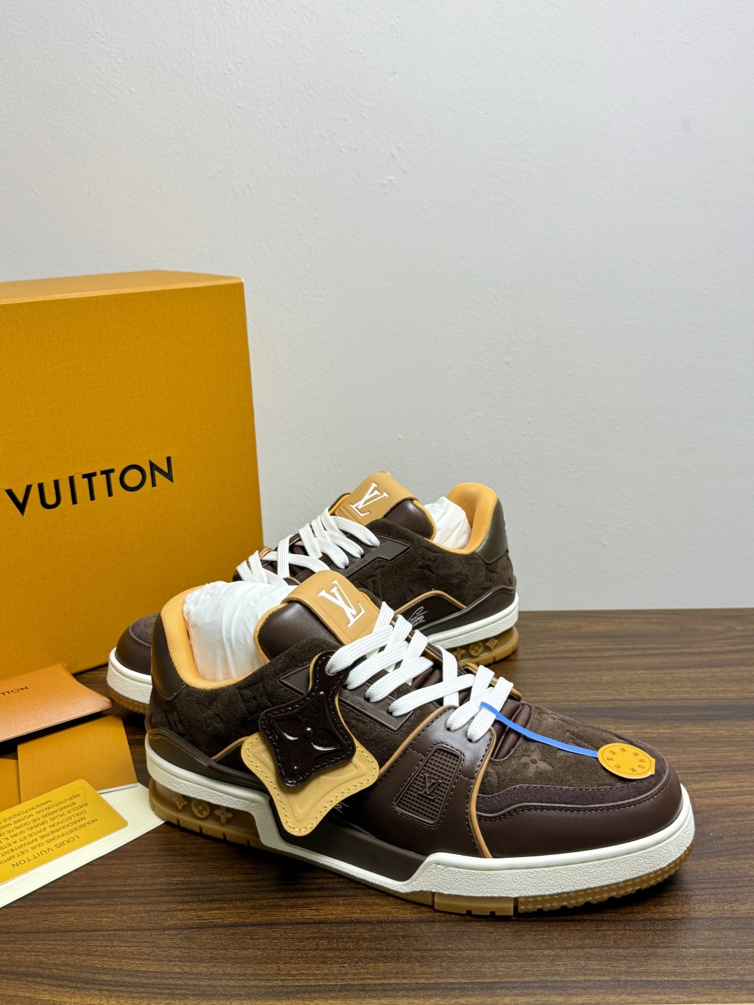 ​​Louis Vuitton Trainer 老花款​​，LV 经典的复古篮球鞋轮廓。Monogram 老花天然牛皮鞋