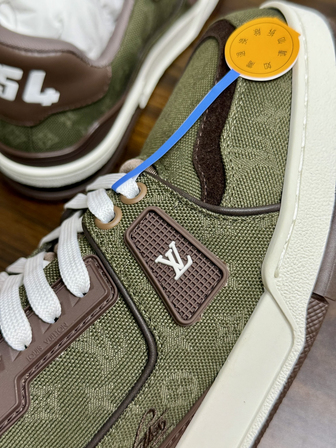​​Louis Vuitton Trainer 老花款​​，LV 经典的复古篮球鞋轮廓。Monogram 老花天然牛皮鞋