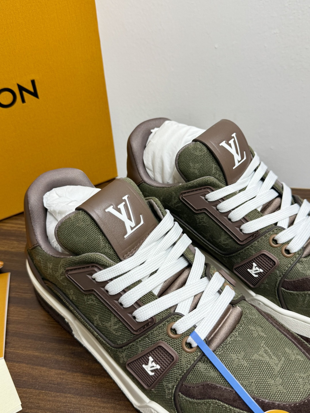 ​​Louis Vuitton Trainer 老花款​​，LV 经典的复古篮球鞋轮廓。Monogram 老花天然牛皮鞋