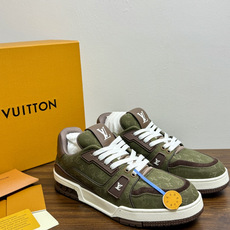 Louis Vuitton Trainer 老花款,LV 经典的复古篮球鞋轮廓。Monogram 老花天然牛皮鞋 Louis Vuitton Trainer 老花款,LV 经典的复古篮球鞋轮廓。Monogram 老花天然牛皮鞋
