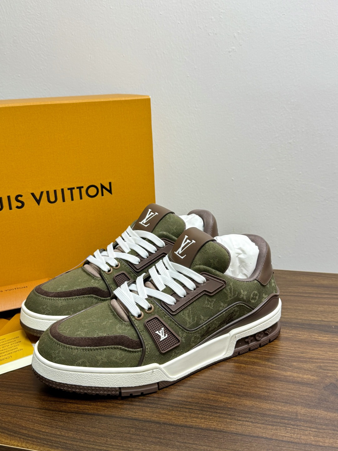 ​​Louis Vuitton Trainer 老花款​​，LV 经典的复古篮球鞋轮廓。Monogram 老花天然牛皮鞋