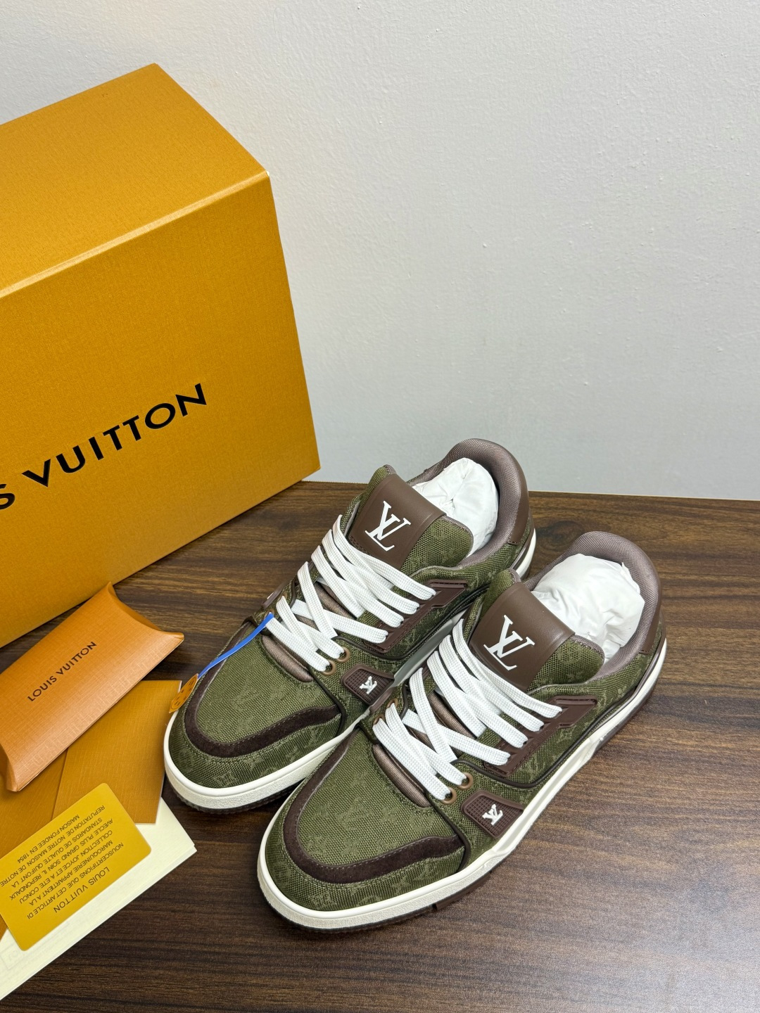 ​​Louis Vuitton Trainer 老花款​​，LV 经典的复古篮球鞋轮廓。Monogram 老花天然牛皮鞋