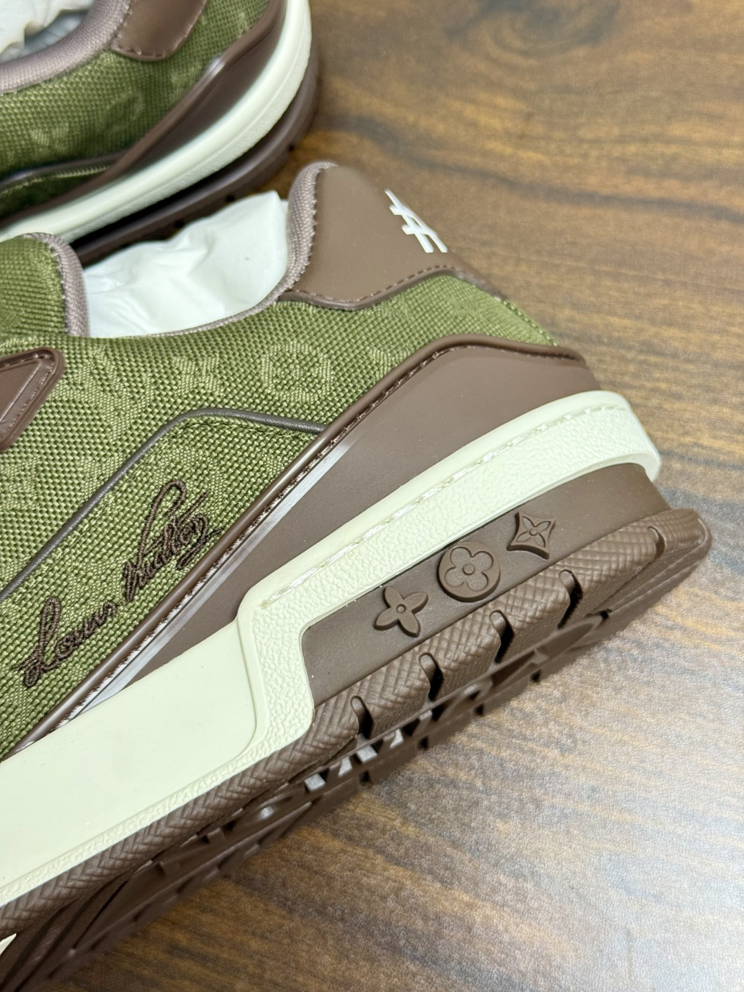 ​​Louis Vuitton Trainer 老花款​​，LV 经典的复古篮球鞋轮廓。Monogram 老花天然牛皮鞋