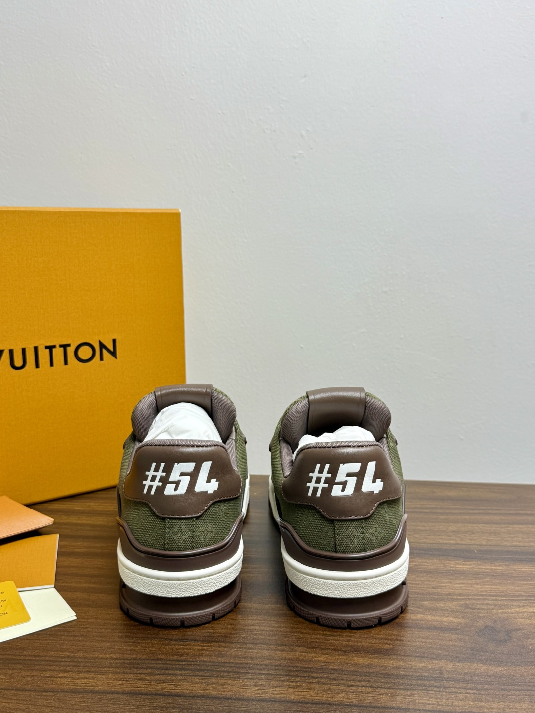 ​​Louis Vuitton Trainer 老花款​​，LV 经典的复古篮球鞋轮廓。Monogram 老花天然牛皮鞋