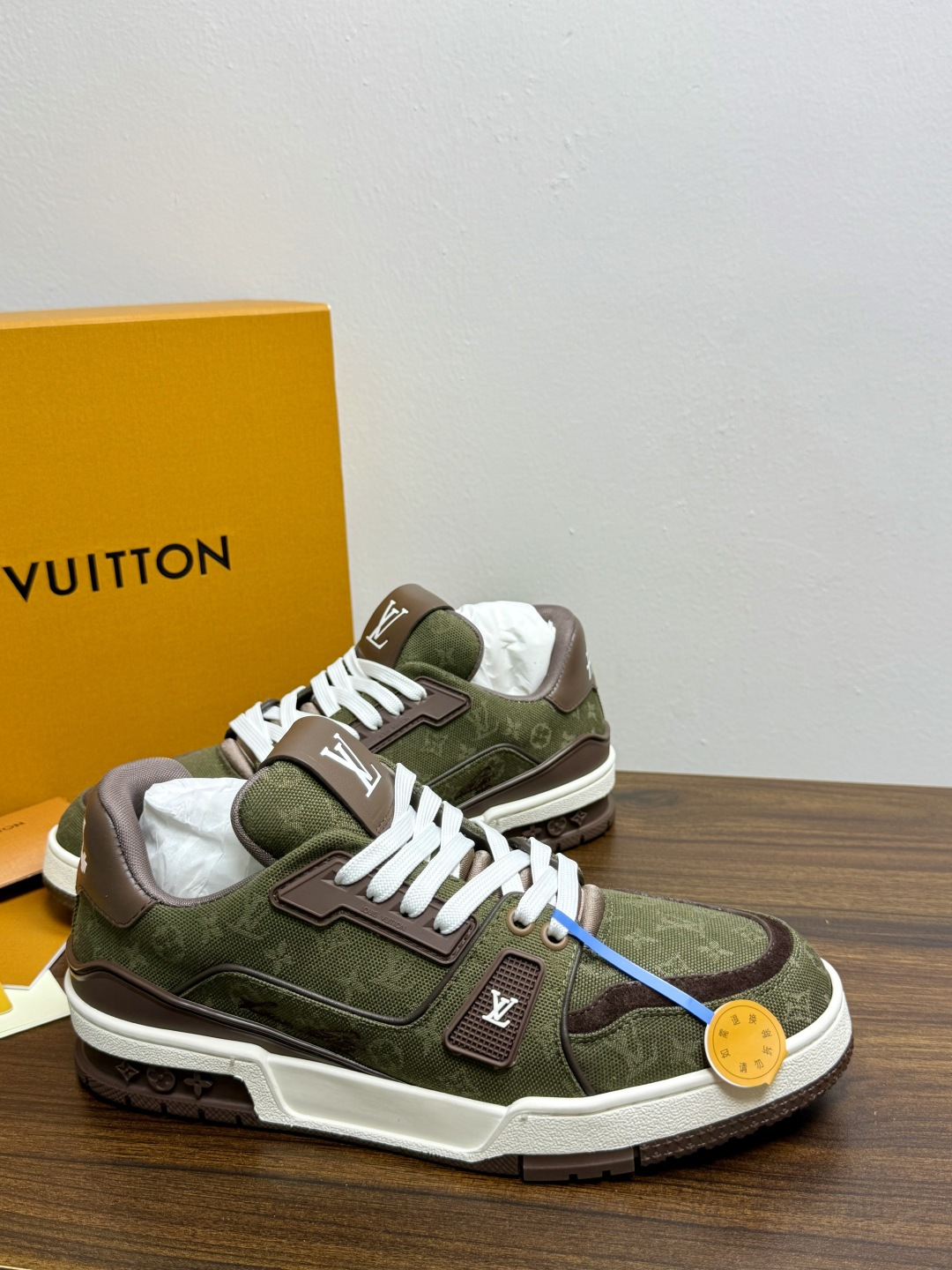 ​​Louis Vuitton Trainer 老花款​​，LV 经典的复古篮球鞋轮廓。Monogram 老花天然牛皮鞋