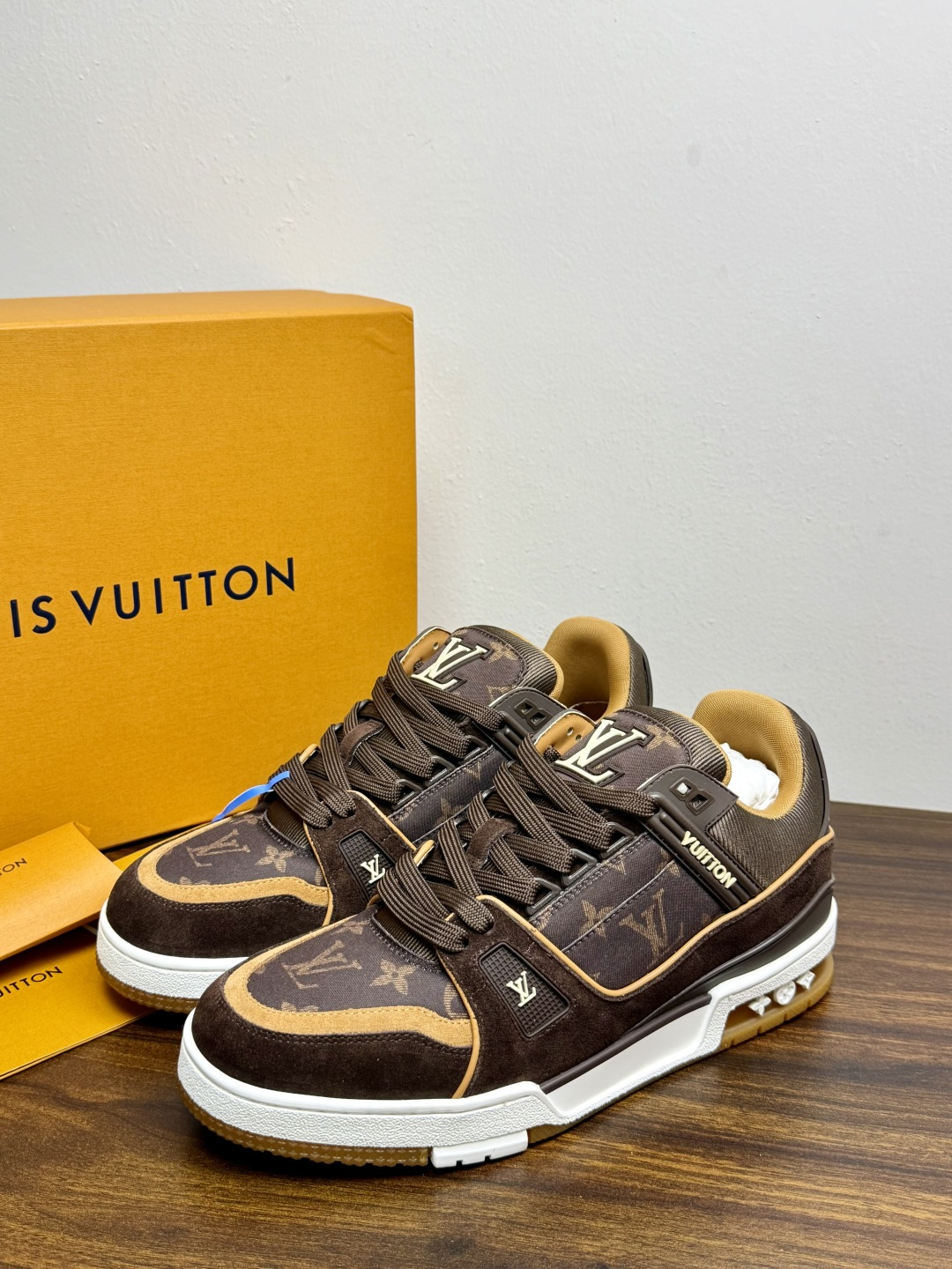 ​​Louis Vuitton Trainer 老花款​​，LV 经典的复古篮球鞋轮廓。Monogram 老花天然牛皮鞋