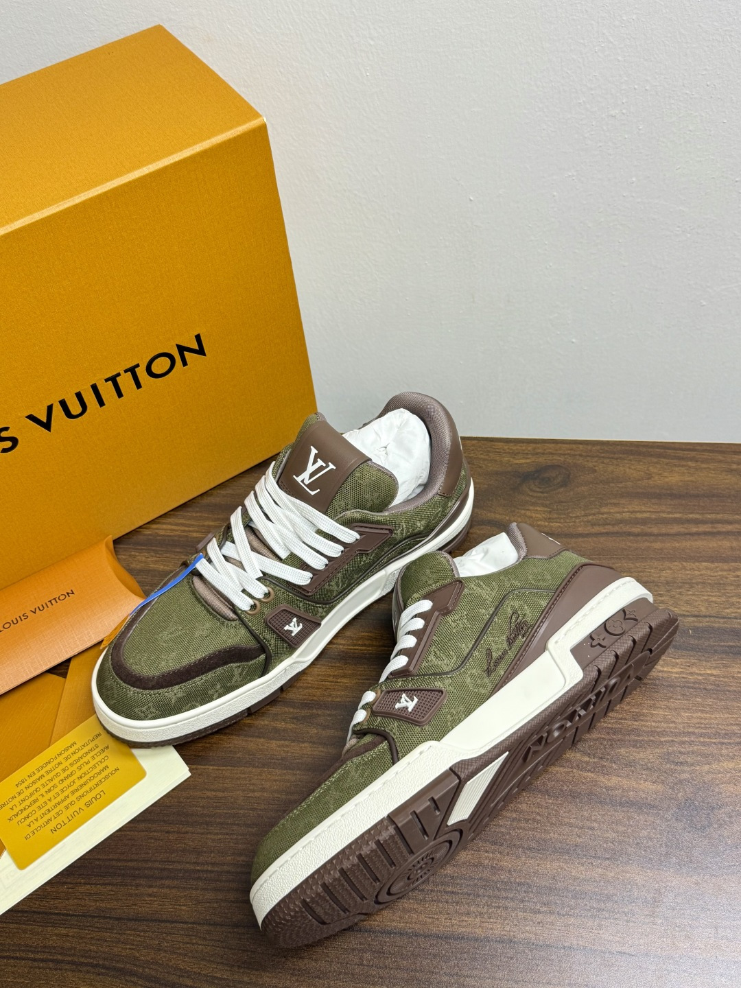 ​​Louis Vuitton Trainer 老花款​​，LV 经典的复古篮球鞋轮廓。Monogram 老花天然牛皮鞋