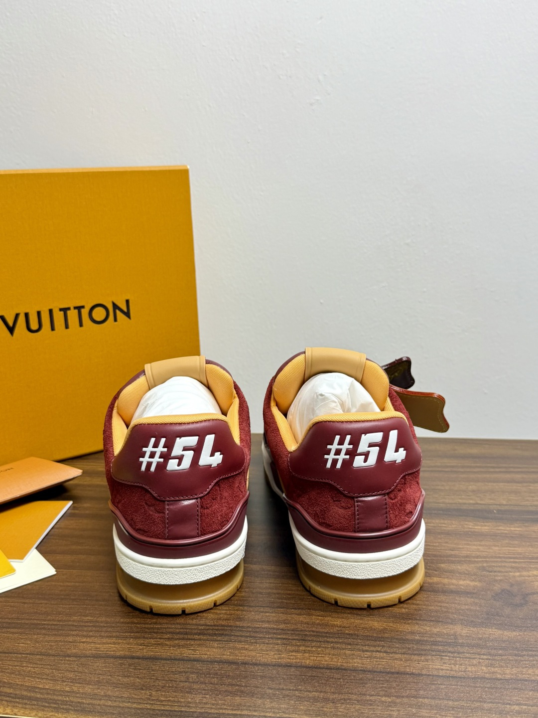 ​​Louis Vuitton Trainer 老花款​​，LV 经典的复古篮球鞋轮廓。Monogram 老花天然牛皮鞋