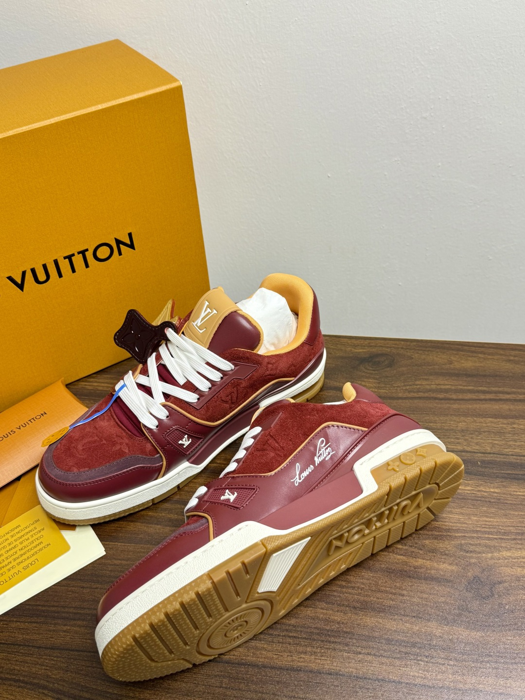 ​​Louis Vuitton Trainer 老花款​​，LV 经典的复古篮球鞋轮廓。Monogram 老花天然牛皮鞋