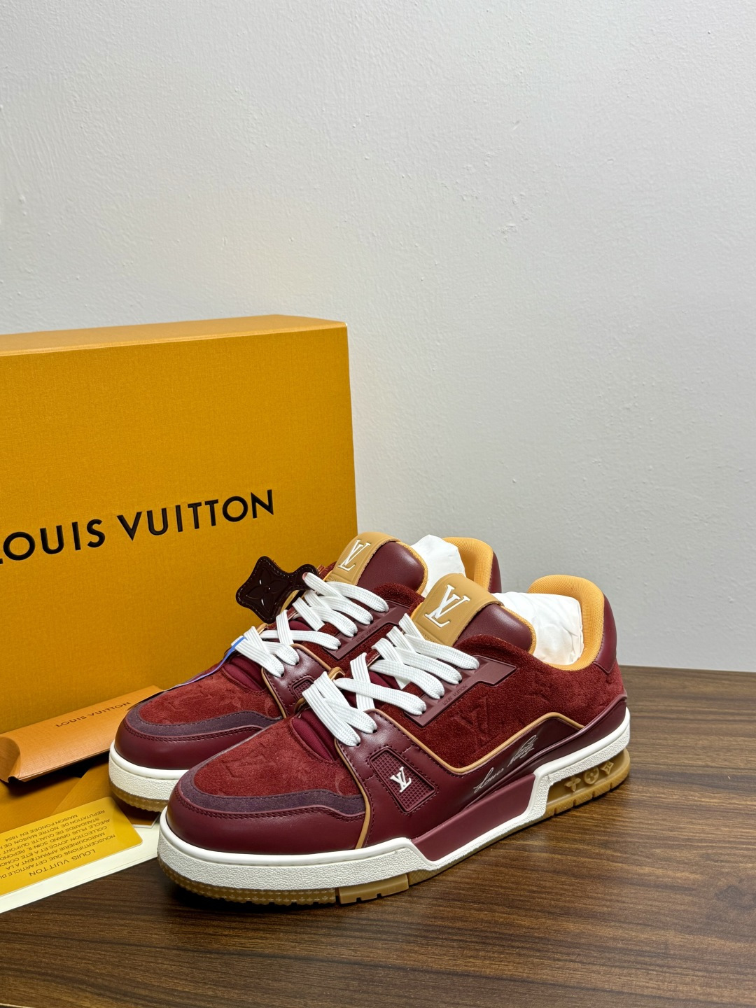 ​​Louis Vuitton Trainer 老花款​​，LV 经典的复古篮球鞋轮廓。Monogram 老花天然牛皮鞋