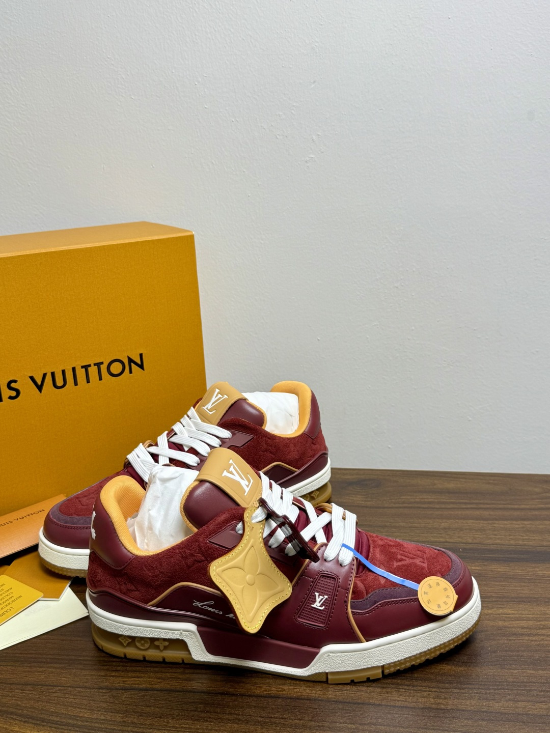 ​​Louis Vuitton Trainer 老花款​​，LV 经典的复古篮球鞋轮廓。Monogram 老花天然牛皮鞋
