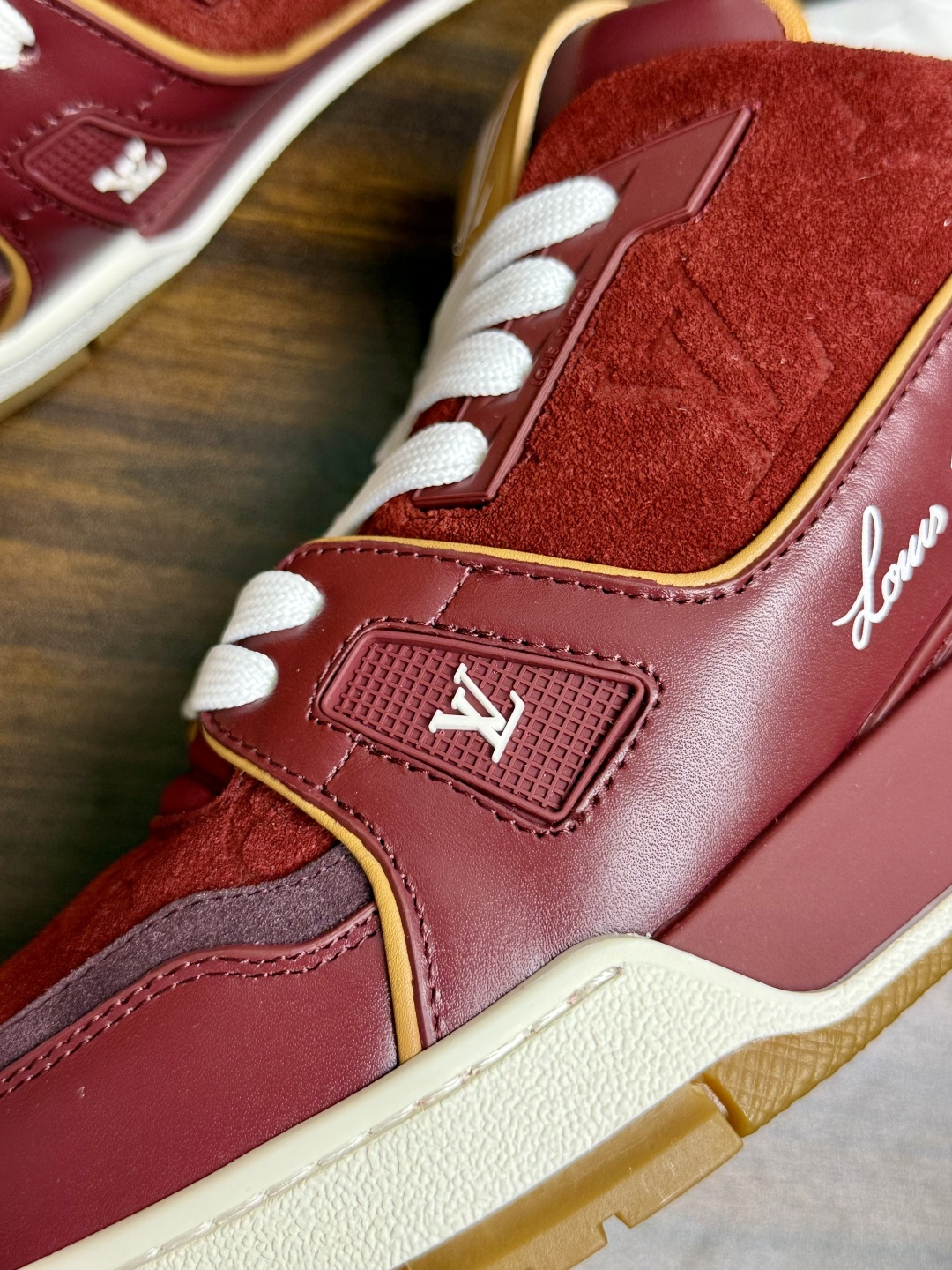​​Louis Vuitton Trainer 老花款​​，LV 经典的复古篮球鞋轮廓。Monogram 老花天然牛皮鞋