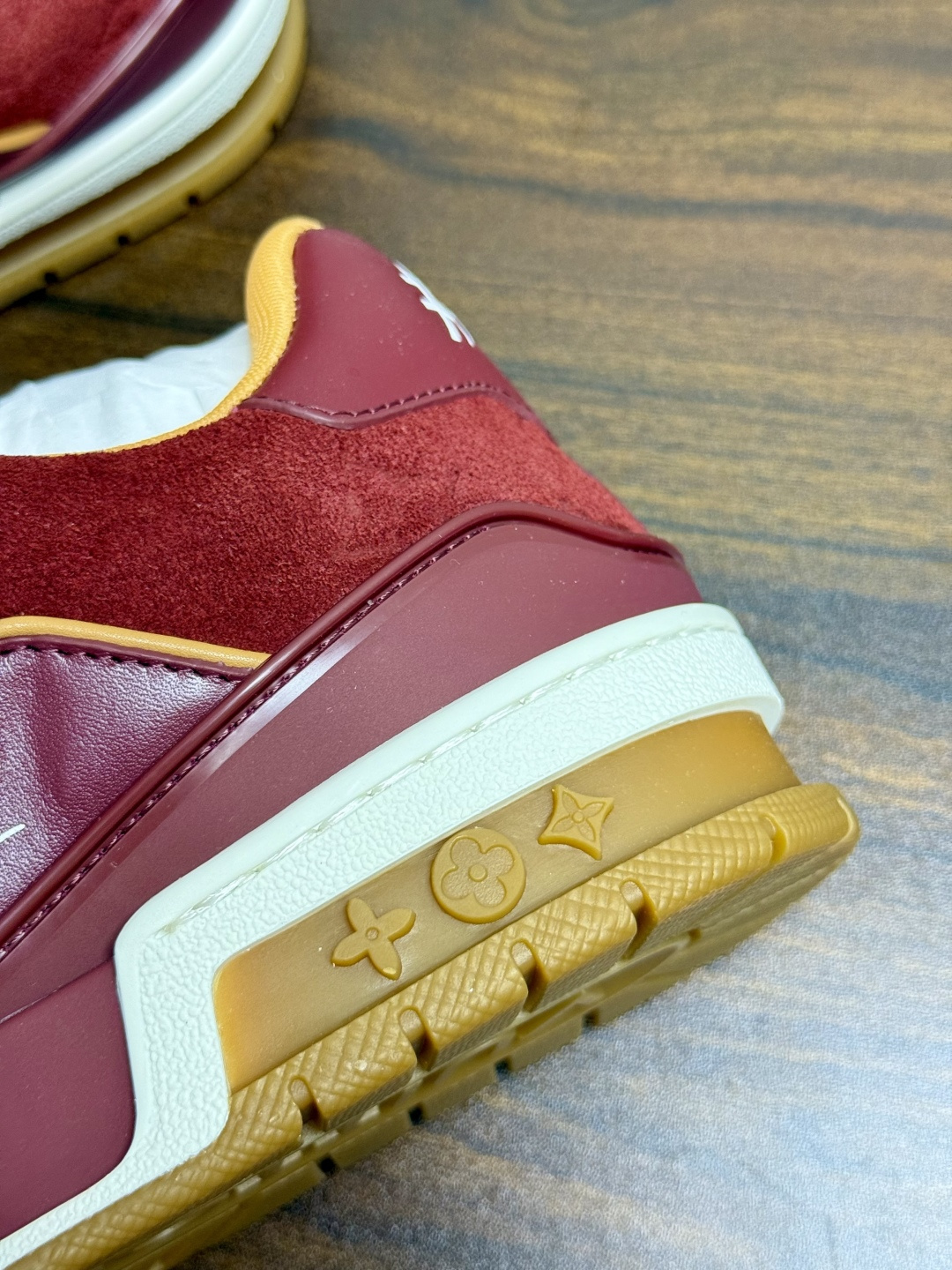 ​​Louis Vuitton Trainer 老花款​​，LV 经典的复古篮球鞋轮廓。Monogram 老花天然牛皮鞋