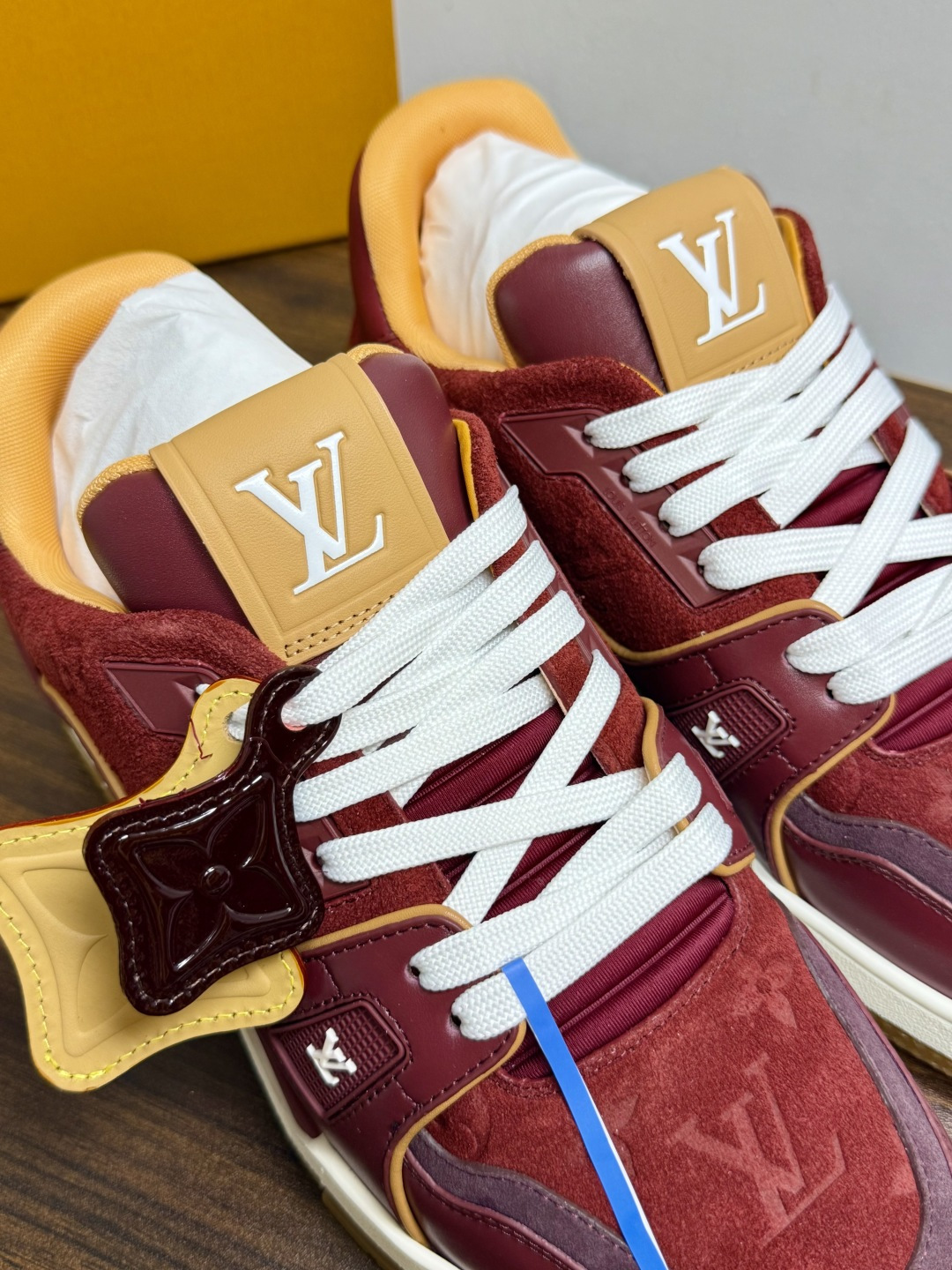 ​​Louis Vuitton Trainer 老花款​​，LV 经典的复古篮球鞋轮廓。Monogram 老花天然牛皮鞋