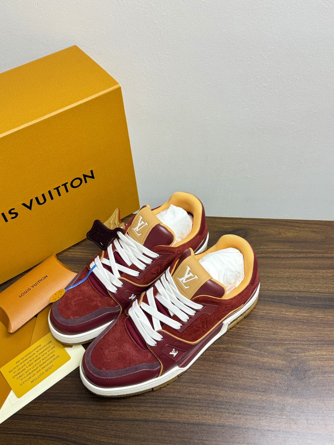 ​​Louis Vuitton Trainer 老花款​​，LV 经典的复古篮球鞋轮廓。Monogram 老花天然牛皮鞋
