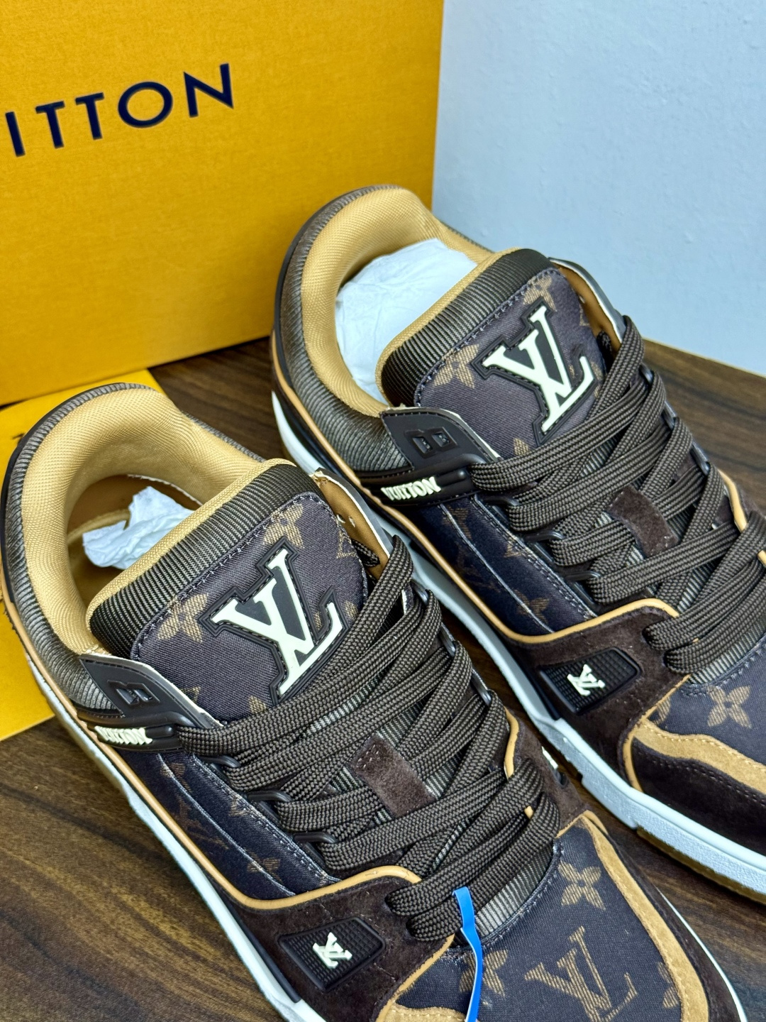 ​​Louis Vuitton Trainer 老花款​​，LV 经典的复古篮球鞋轮廓。Monogram 老花天然牛皮鞋