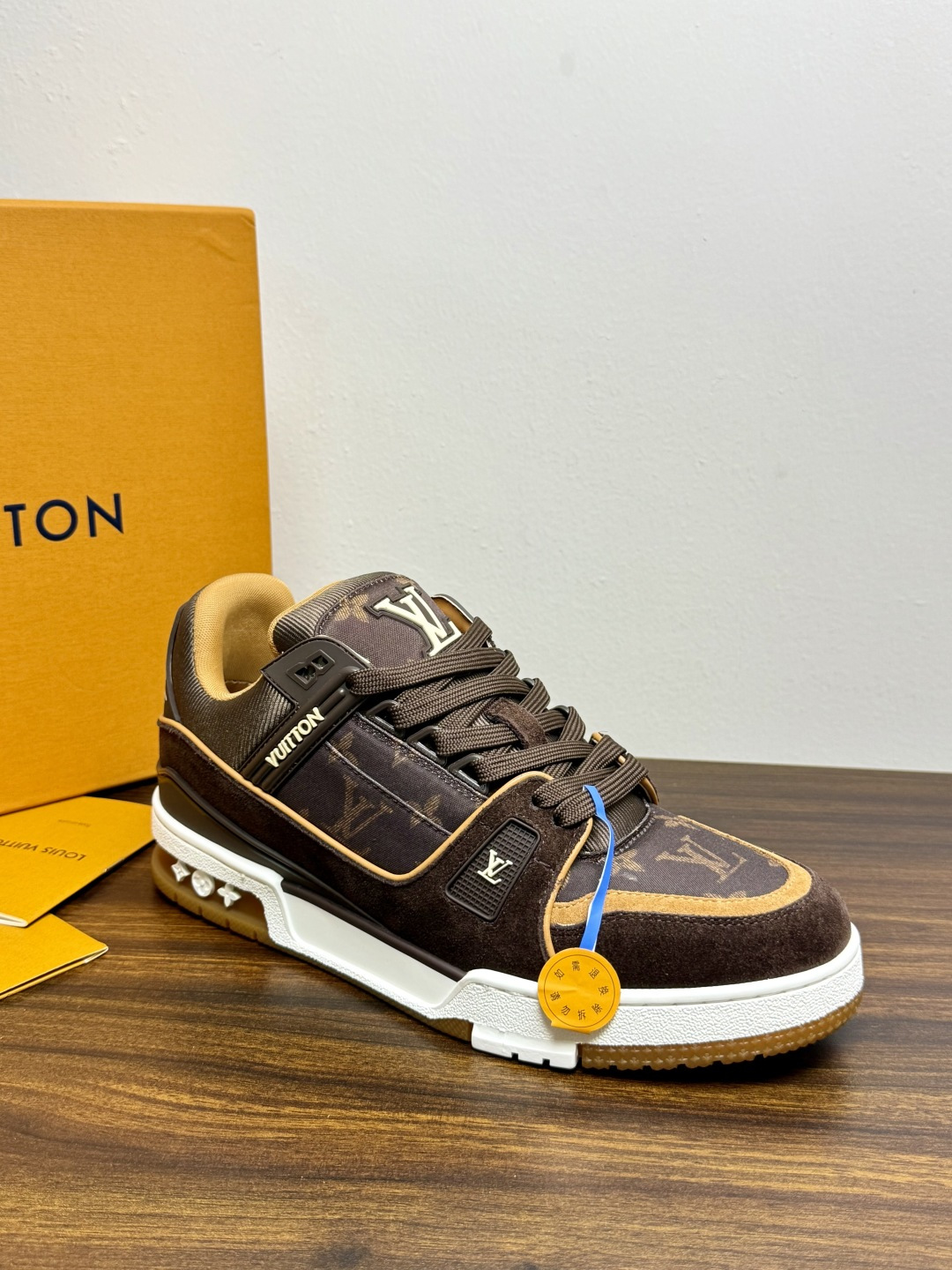 ​​Louis Vuitton Trainer 老花款​​，LV 经典的复古篮球鞋轮廓。Monogram 老花天然牛皮鞋
