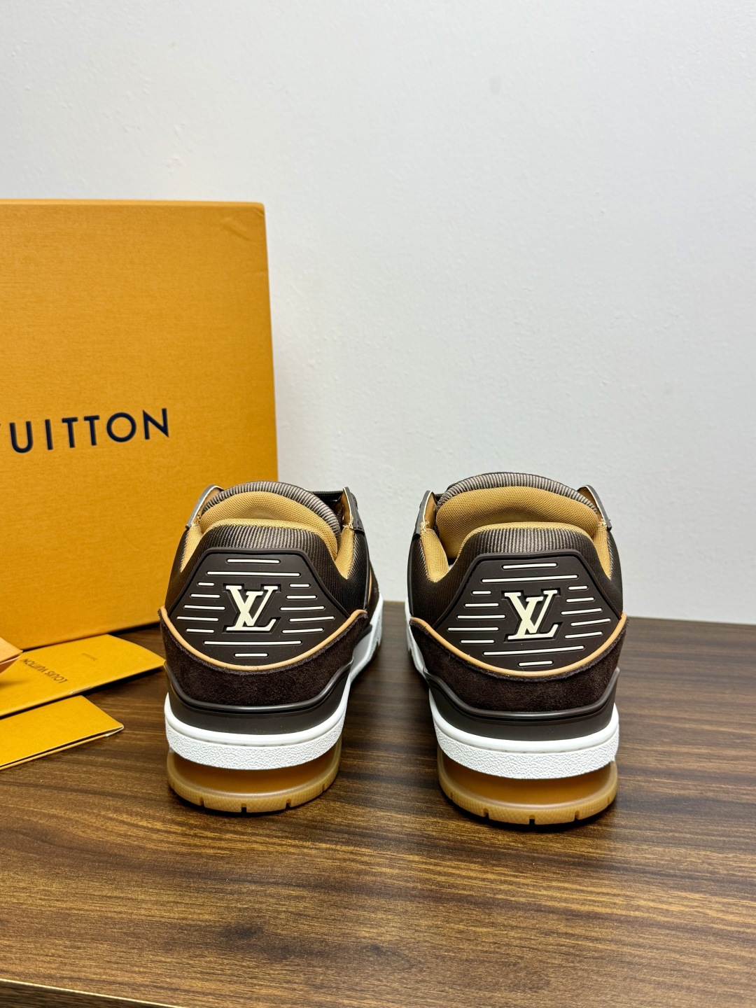 ​​Louis Vuitton Trainer 老花款​​，LV 经典的复古篮球鞋轮廓。Monogram 老花天然牛皮鞋
