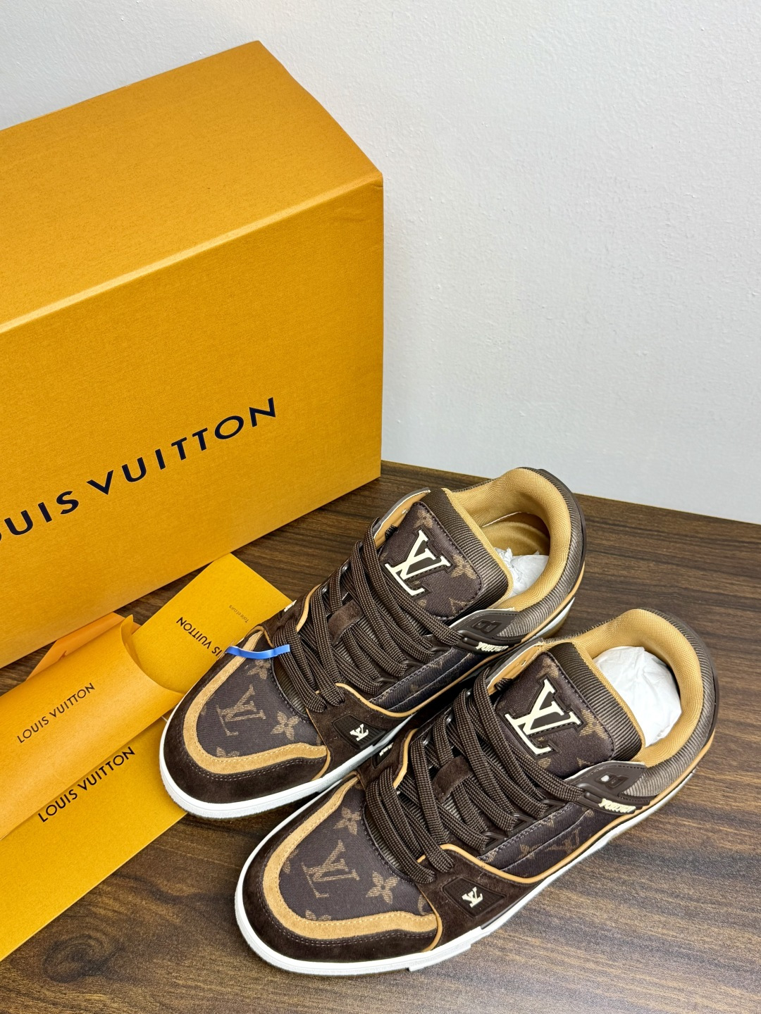 ​​Louis Vuitton Trainer 老花款​​，LV 经典的复古篮球鞋轮廓。Monogram 老花天然牛皮鞋