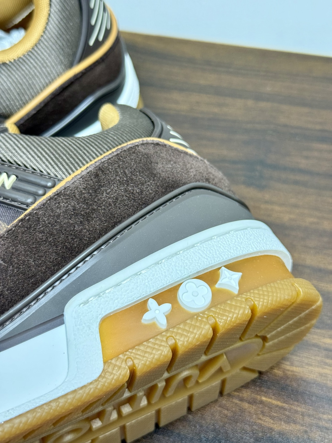 ​​Louis Vuitton Trainer 老花款​​，LV 经典的复古篮球鞋轮廓。Monogram 老花天然牛皮鞋