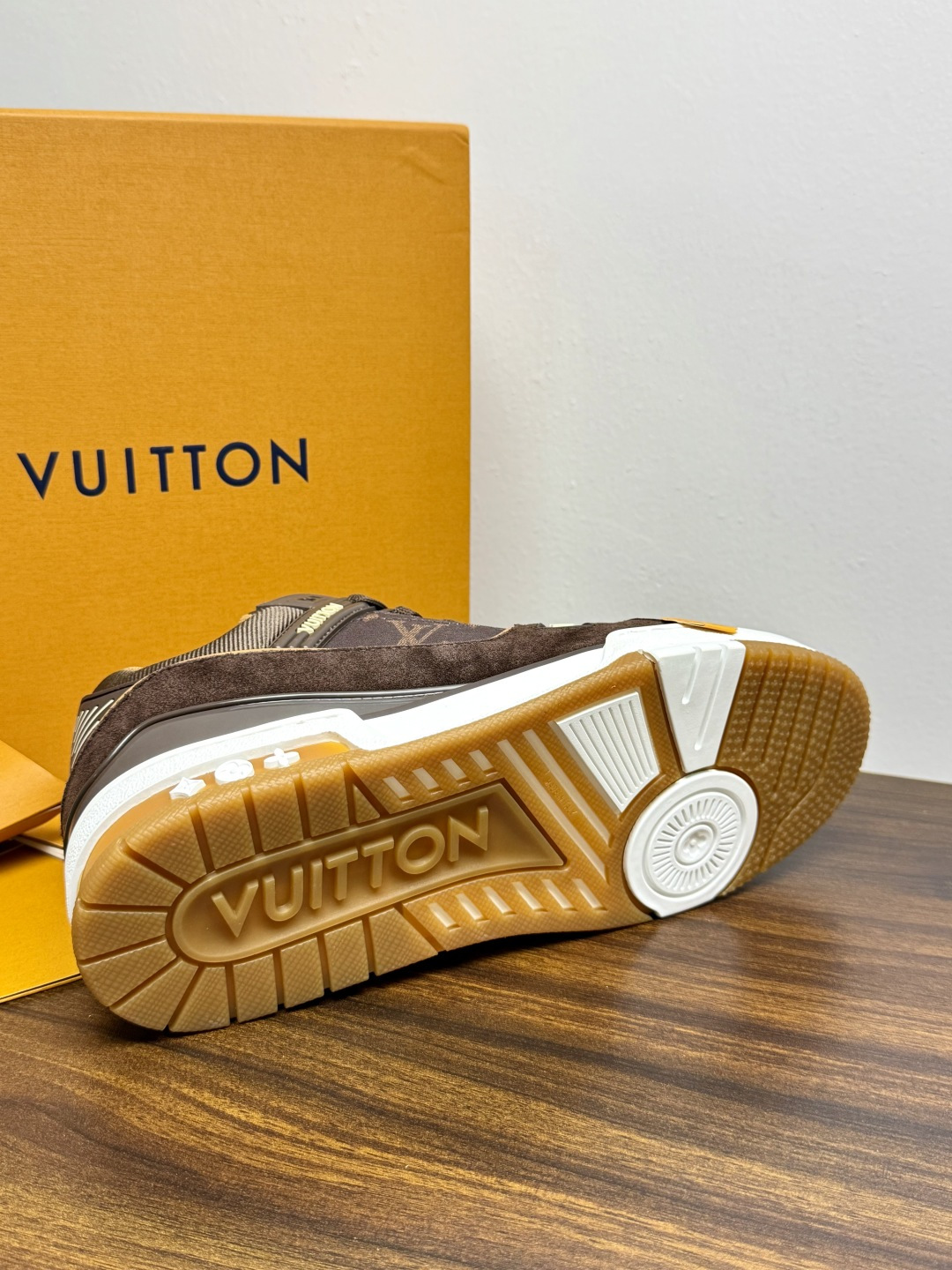 ​​Louis Vuitton Trainer 老花款​​，LV 经典的复古篮球鞋轮廓。Monogram 老花天然牛皮鞋