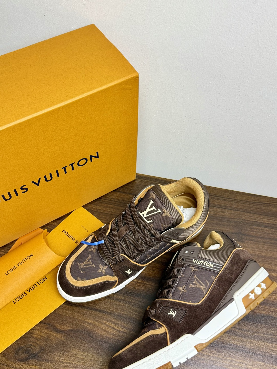 ​​Louis Vuitton Trainer 老花款​​，LV 经典的复古篮球鞋轮廓。Monogram 老花天然牛皮鞋