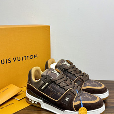 Louis Vuitton Trainer 老花款,LV 经典的复古篮球鞋轮廓。Monogram 老花天然牛皮鞋 Louis Vuitton Trainer 老花款,LV 经典的复古篮球鞋轮廓。Monogram 老花天然牛皮鞋