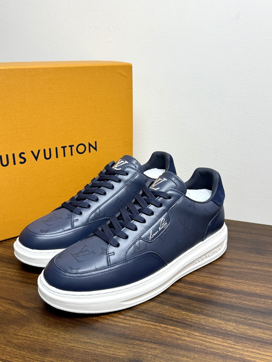 LV🌸BEVERLY HILLS 运动鞋本款 Beverly Hills 运动鞋为绒面牛皮革压印迷你 Monogram LV🌸BEVERLY HILLS 运动鞋本款 Beverly Hills 运动鞋为绒面牛皮革压印迷你 Monogram