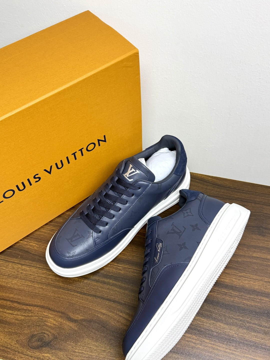 LV🌸BEVERLY HILLS 运动鞋本款 Beverly Hills 运动鞋为绒面牛皮革压印迷你 Monogram LV🌸BEVERLY HILLS 运动鞋本款 Beverly Hills 运动鞋为绒面牛皮革压印迷你 Monogram