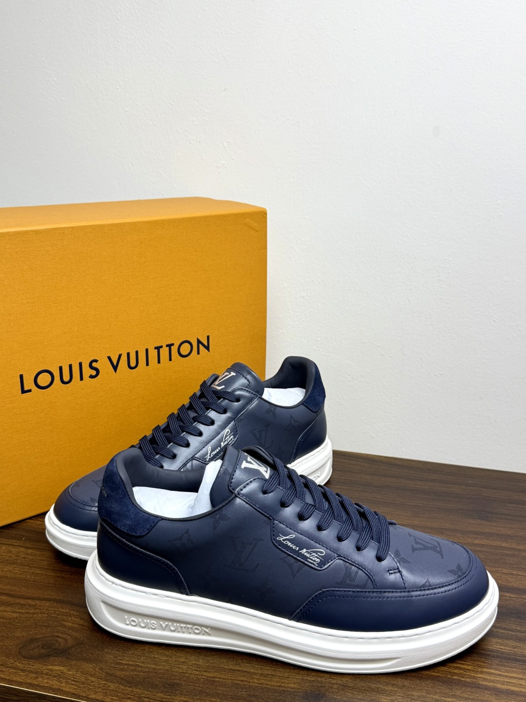 LV🌸BEVERLY HILLS 运动鞋本款 Beverly Hills 运动鞋为绒面牛皮革压印迷你 Monogram LV🌸BEVERLY HILLS 运动鞋本款 Beverly Hills 运动鞋为绒面牛皮革压印迷你 Monogram