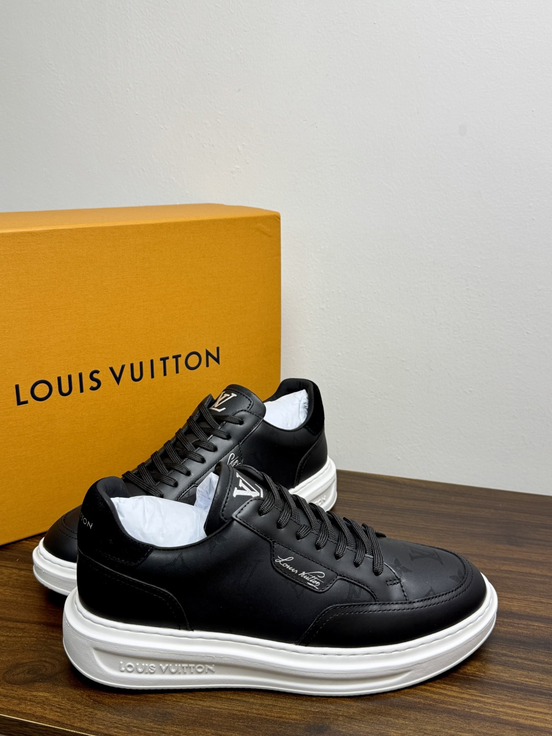LV🌸BEVERLY HILLS 运动鞋本款 Beverly Hills 运动鞋为绒面牛皮革压印迷你 Monogram 