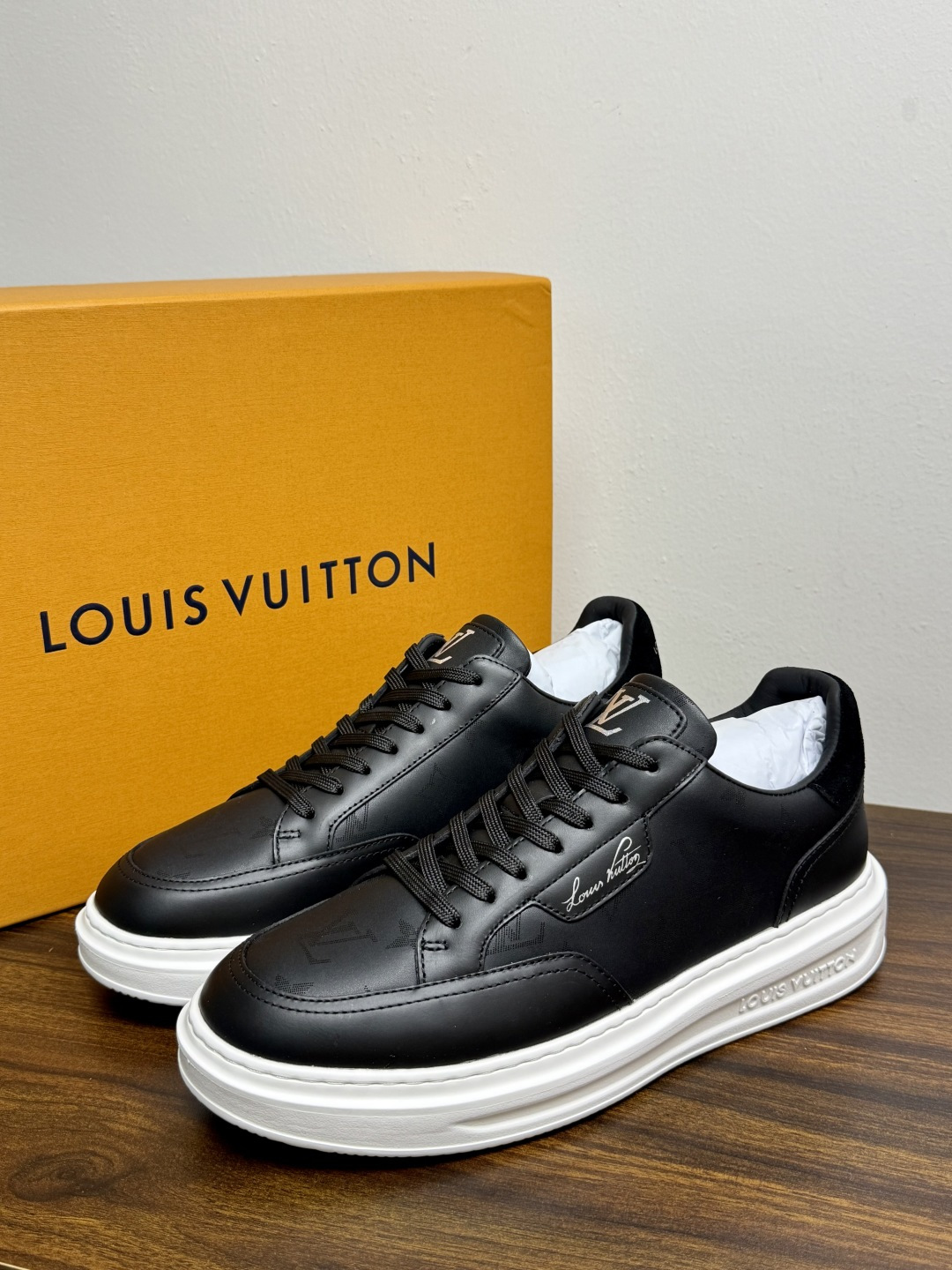 LV🌸BEVERLY HILLS 运动鞋本款 Beverly Hills 运动鞋为绒面牛皮革压印迷你 Monogram 