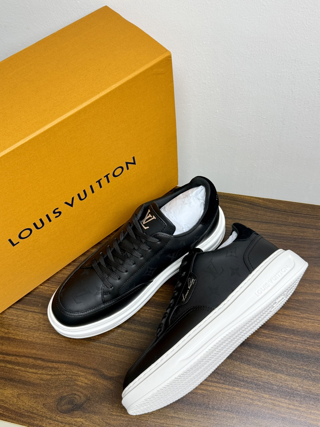 LV🌸BEVERLY HILLS 运动鞋本款 Beverly Hills 运动鞋为绒面牛皮革压印迷你 Monogram 