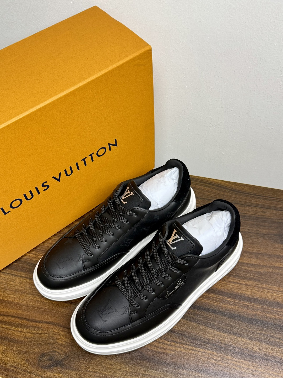 LV🌸BEVERLY HILLS 运动鞋本款 Beverly Hills 运动鞋为绒面牛皮革压印迷你 Monogram 