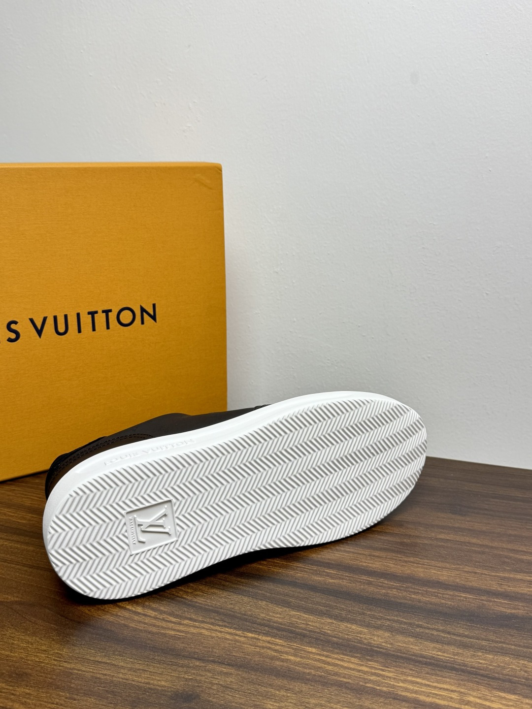 LV🌸BEVERLY HILLS 运动鞋本款 Beverly Hills 运动鞋为绒面牛皮革压印迷你 Monogram 
