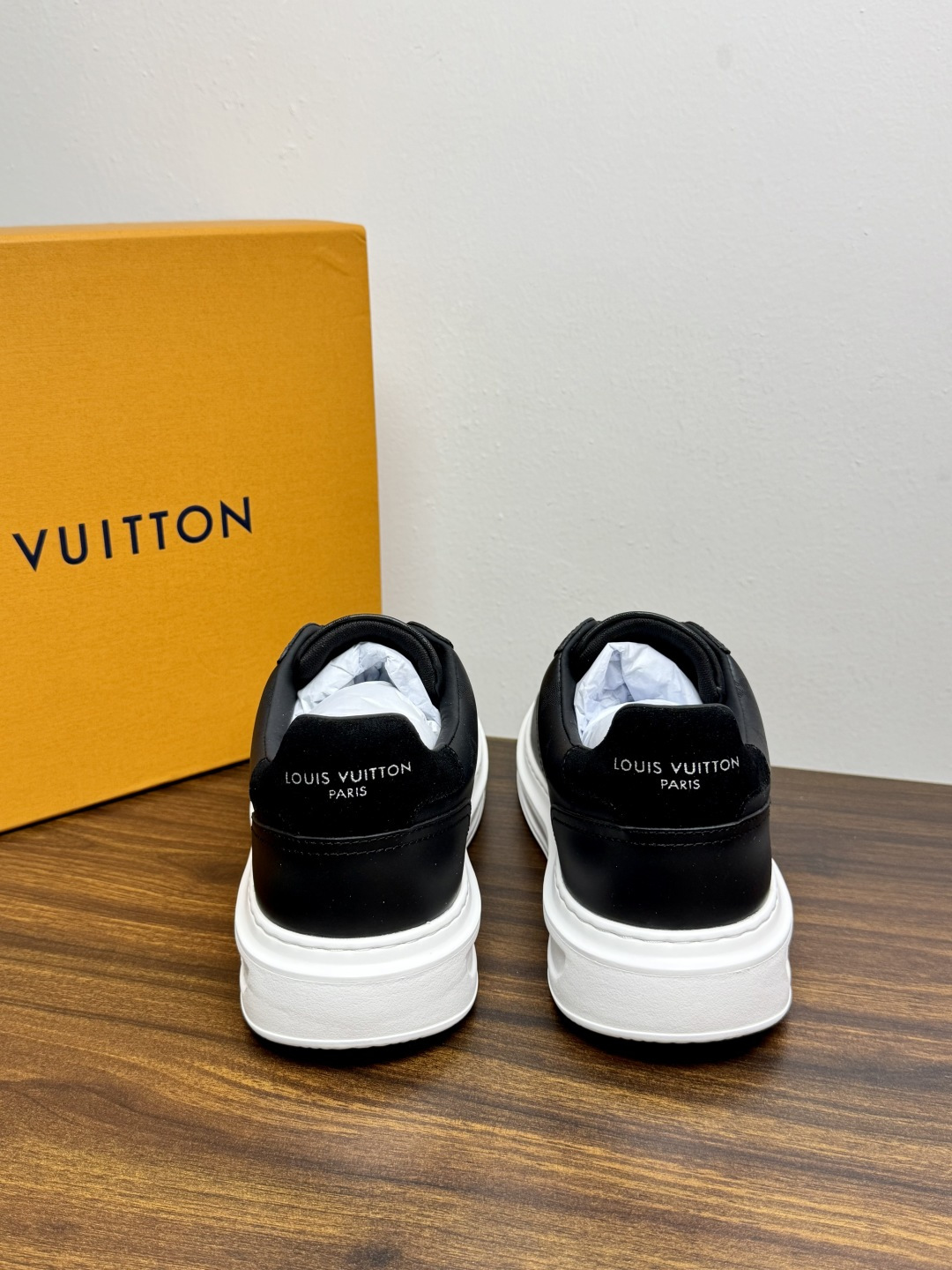 LV🌸BEVERLY HILLS 运动鞋本款 Beverly Hills 运动鞋为绒面牛皮革压印迷你 Monogram 