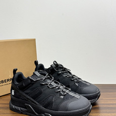 Burberry EcliPse 复古跑鞋,黑色款。 90 年代复古慢跑鞋轮廓,翻毛皮 + 网布拼接鞋面,黑色鞋 Burberry EcliPse 复古跑鞋,黑色款。 90 年代复古慢跑鞋轮廓,翻毛皮 + 网布拼接鞋面,黑色鞋