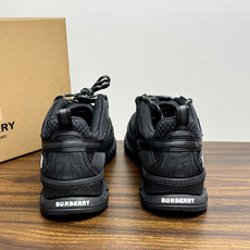 Burberry EcliPse 复古跑鞋,黑色款。 90 年代复古慢跑鞋轮廓,翻毛皮 + 网布拼接鞋面,黑色鞋 Burberry EcliPse 复古跑鞋,黑色款。 90 年代复古慢跑鞋轮廓,翻毛皮 + 网布拼接鞋面,黑色鞋