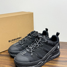 Burberry EcliPse 复古跑鞋,黑色款。 90 年代复古慢跑鞋轮廓,翻毛皮 + 网布拼接鞋面,黑色鞋 Burberry EcliPse 复古跑鞋,黑色款。 90 年代复古慢跑鞋轮廓,翻毛皮 + 网布拼接鞋面,黑色鞋