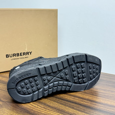 Burberry EcliPse 复古跑鞋,黑色款。 90 年代复古慢跑鞋轮廓,翻毛皮 + 网布拼接鞋面,黑色鞋 Burberry EcliPse 复古跑鞋,黑色款。 90 年代复古慢跑鞋轮廓,翻毛皮 + 网布拼接鞋面,黑色鞋